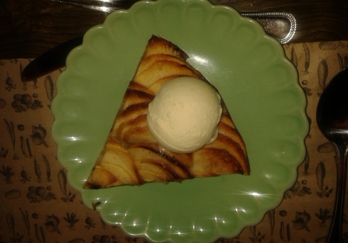 Tarta de manzana hecha al horno de lecha con helado de vainilla